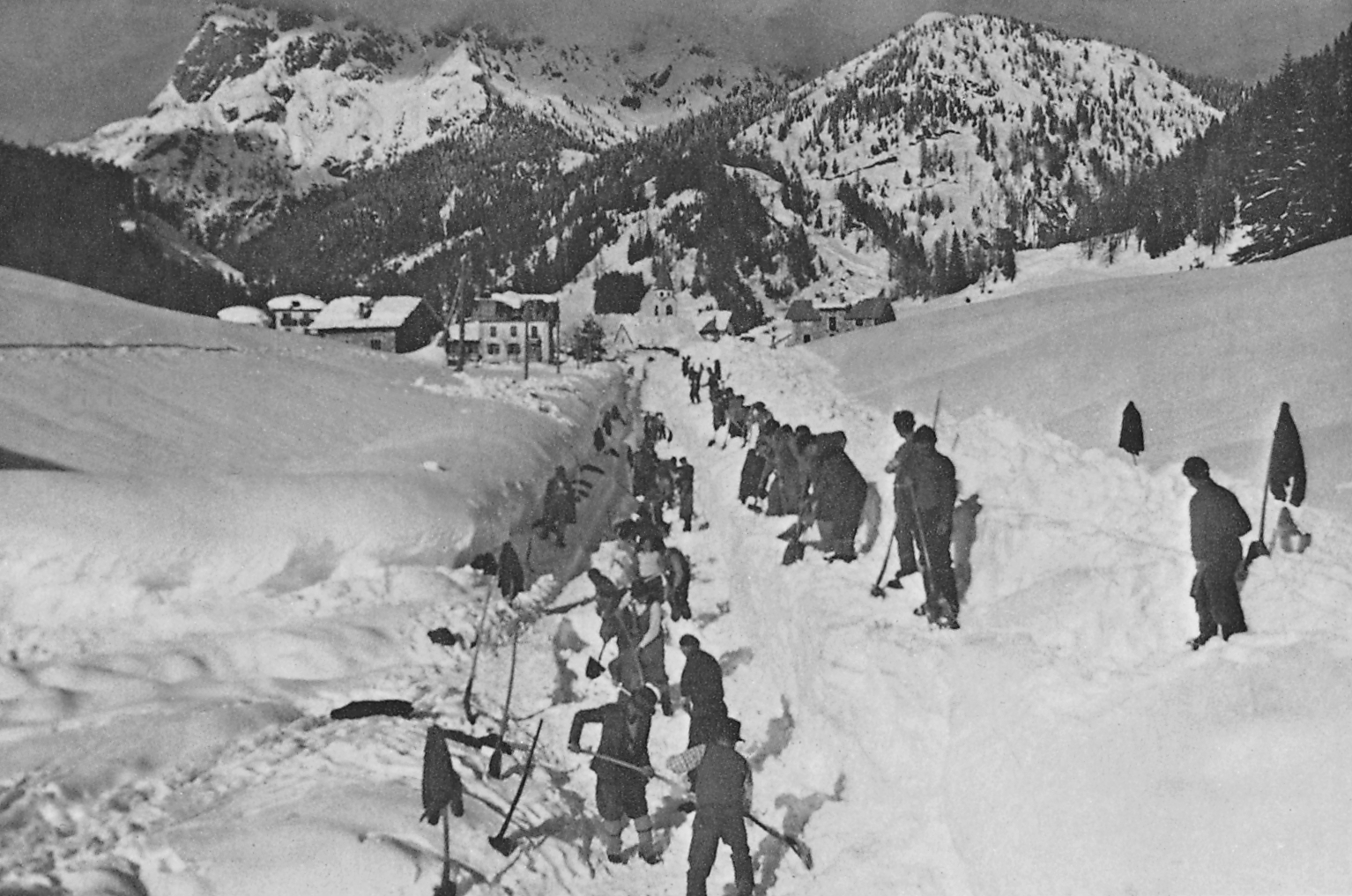 Gli spalatori durante la grande nevicata del 1951 in Borgata Cimasappada