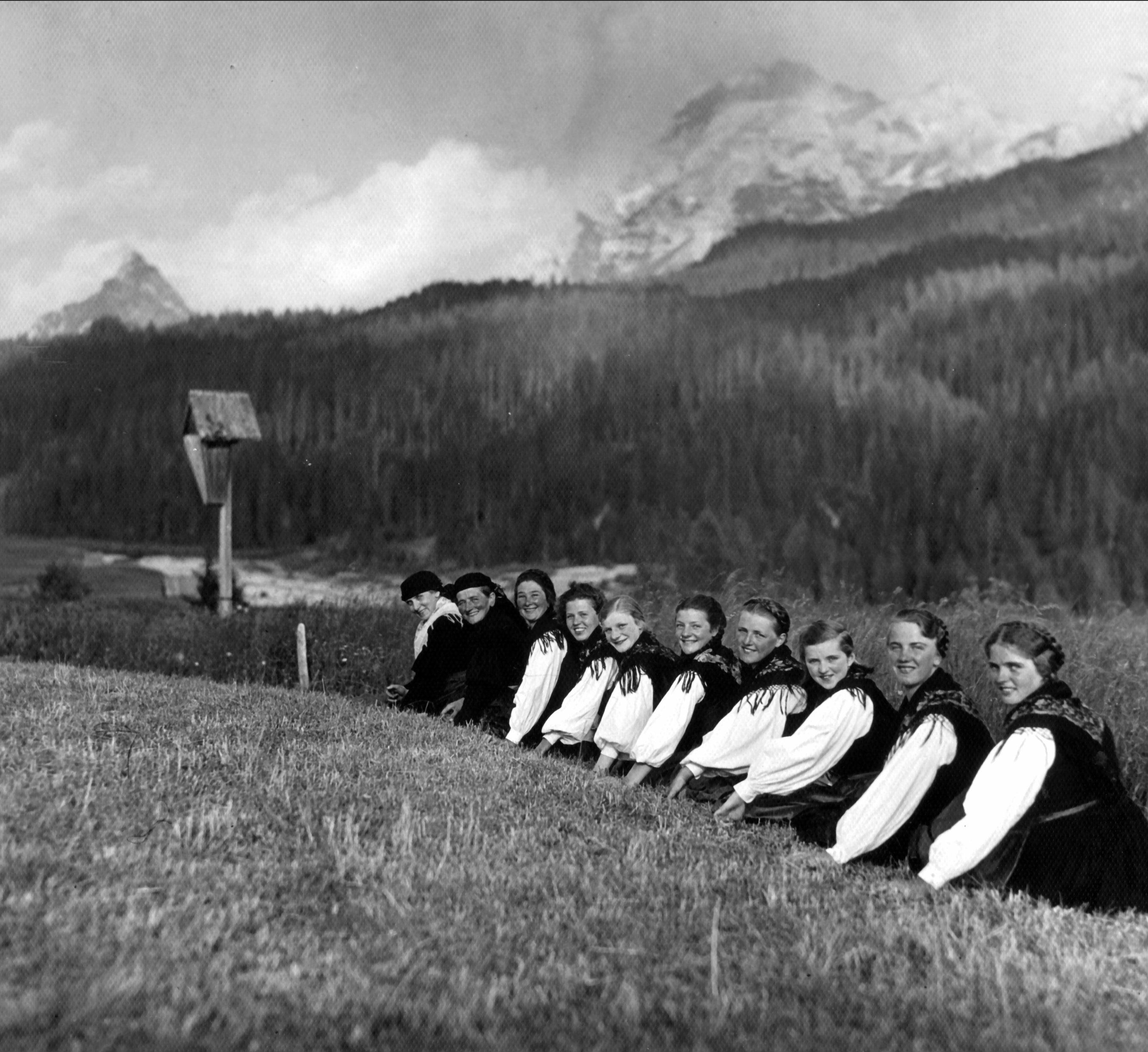 Foto storica di ragazze sedute su un prato a Sappada